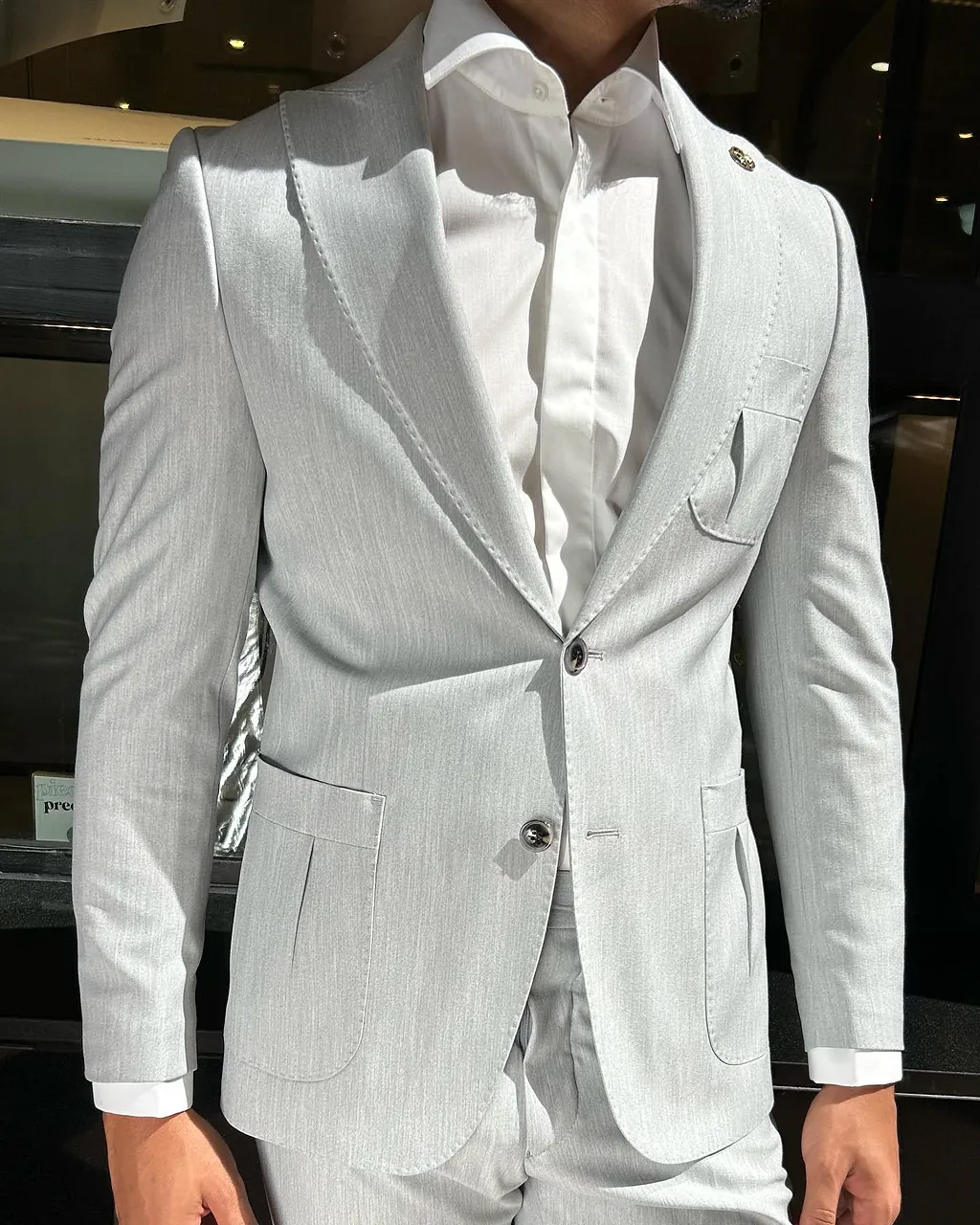 traje de hombre elegante de color gris claro